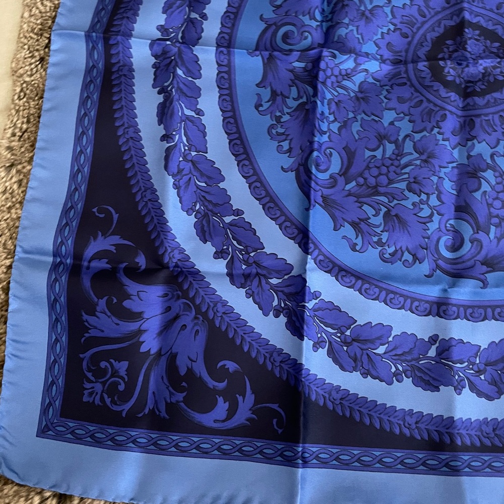 🌟Rare Versace Silk Scarf - Picture 7 of 7